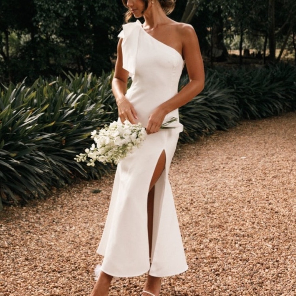 PETAL & PUP CHARMED ONE SHOULDER MIDI DRESS OFF WHITE Size S